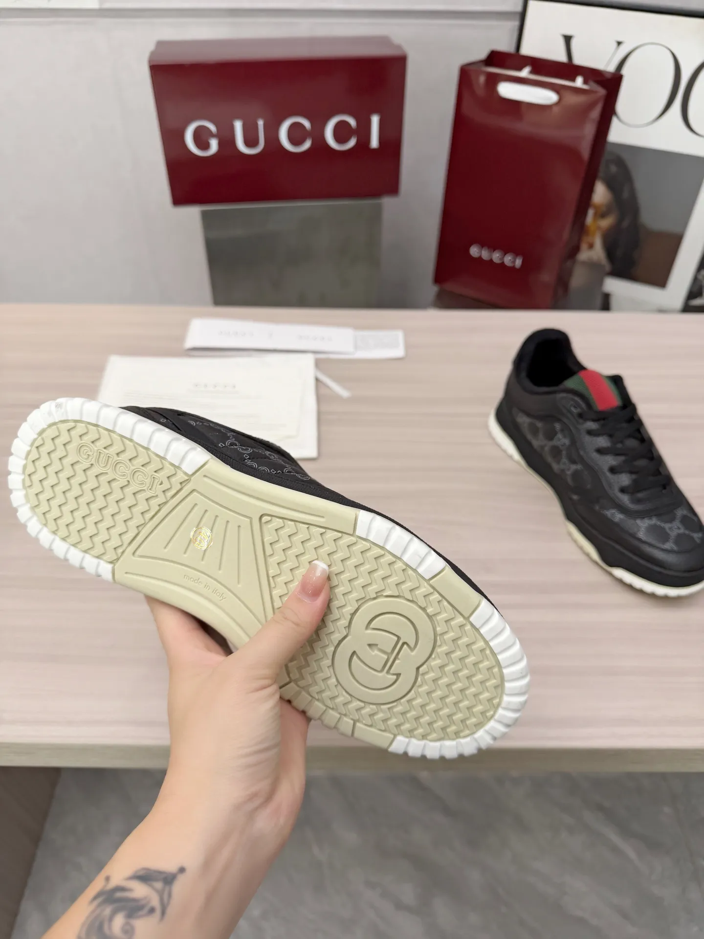 [G Home] P: 600💰 Couple size: Female 35-40. Male 39-44 (45 custom-made) 🆕2025.GUCC Gucci original order quality The latest popular high and low top aged couple sneakers series shipped original purchase development and production, this high and low top sneakers adopt a basketball-style silhouette design, cleverly integrated with hollow panels and distressed effects, showing unique ingenuity. The ingenuity incorporates brand logo details such as interlocking Double G styling accessories and Gucci lettering, a low-key tribute to the brand's design heritage. Exquisite packaging at the delivery counter 🛍📦 ▪️ Fabric: Original customized imported first-layer cowhide ▪️ Inner lining: Imported first-layer cowhide ▪️ Sole: Original molded two-color TPU sole ▪️ Sole thickness: 3cm